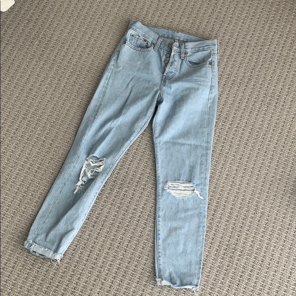 Levi’s wedgie straight jeans. Light wash